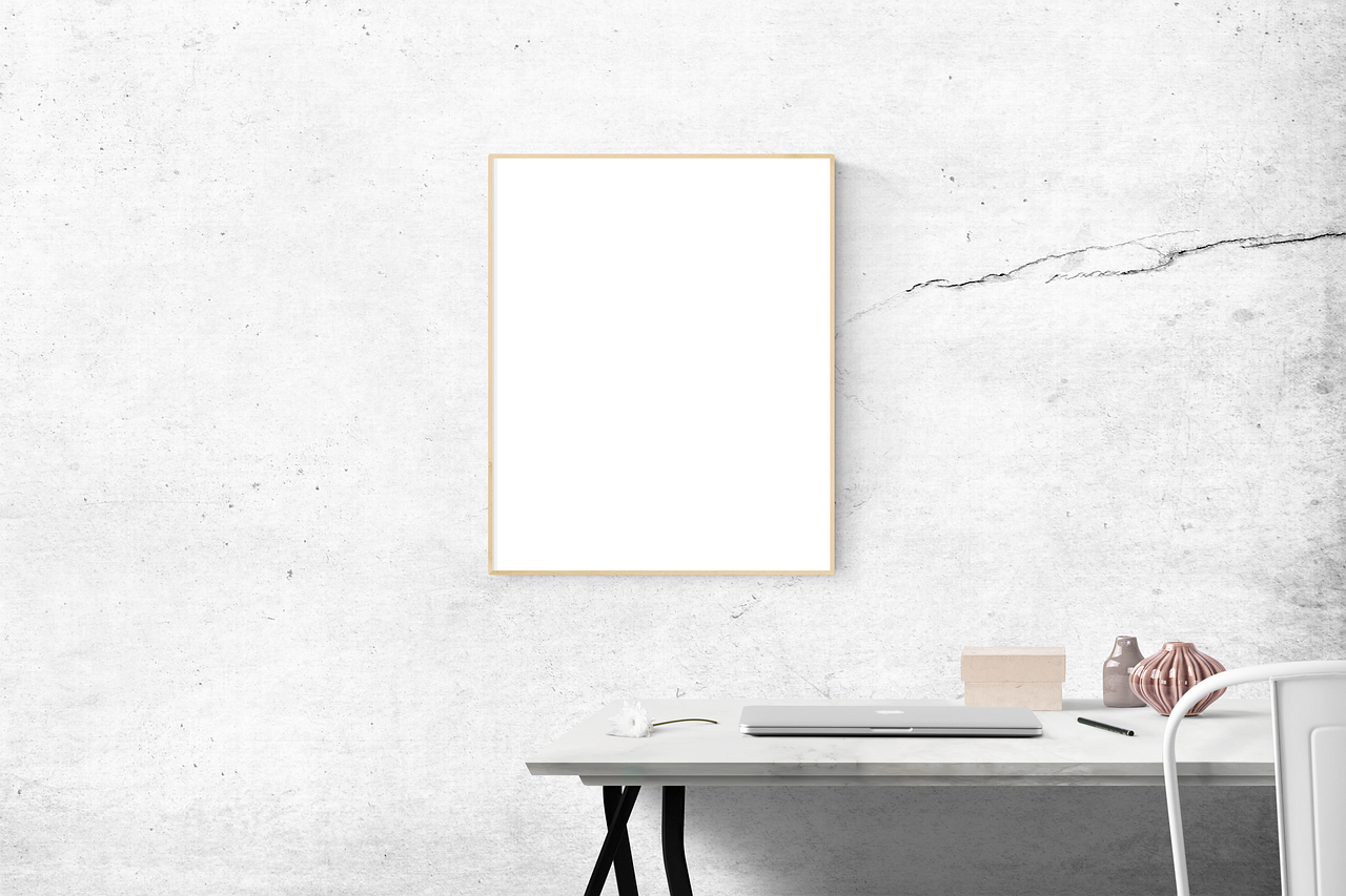 Eenvoudig interieur met op maat gemaakte meubels.