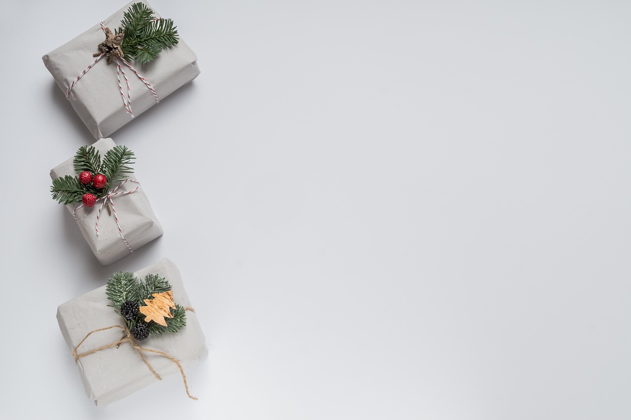Minimalistische kledingkast met unieke accessoires.