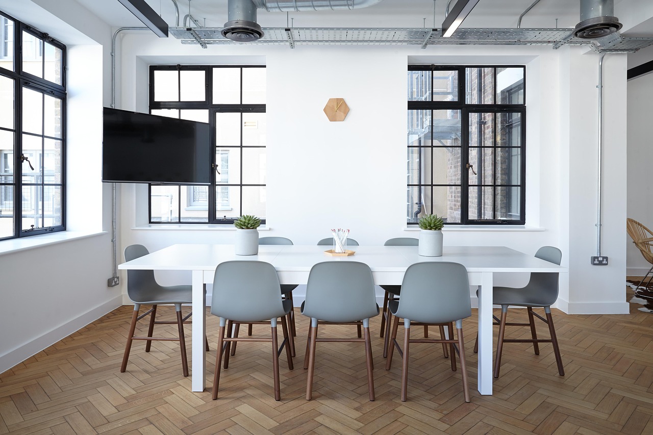 Versleten tafel getransformeerd tot stijlvolle werkplek.
